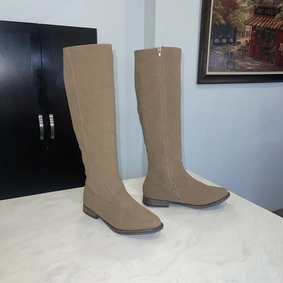 New!! ✨ “BAMBOO” Women's Knee High Tan Suede Boots w/ Faux Fur - Picture 5 of 6